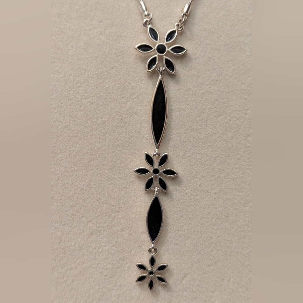 Branded NW Vintage serpentine Y necklace. Black And Silver